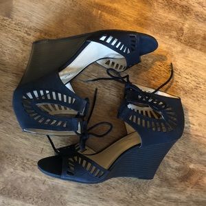 CL by Laundry black tie wedges